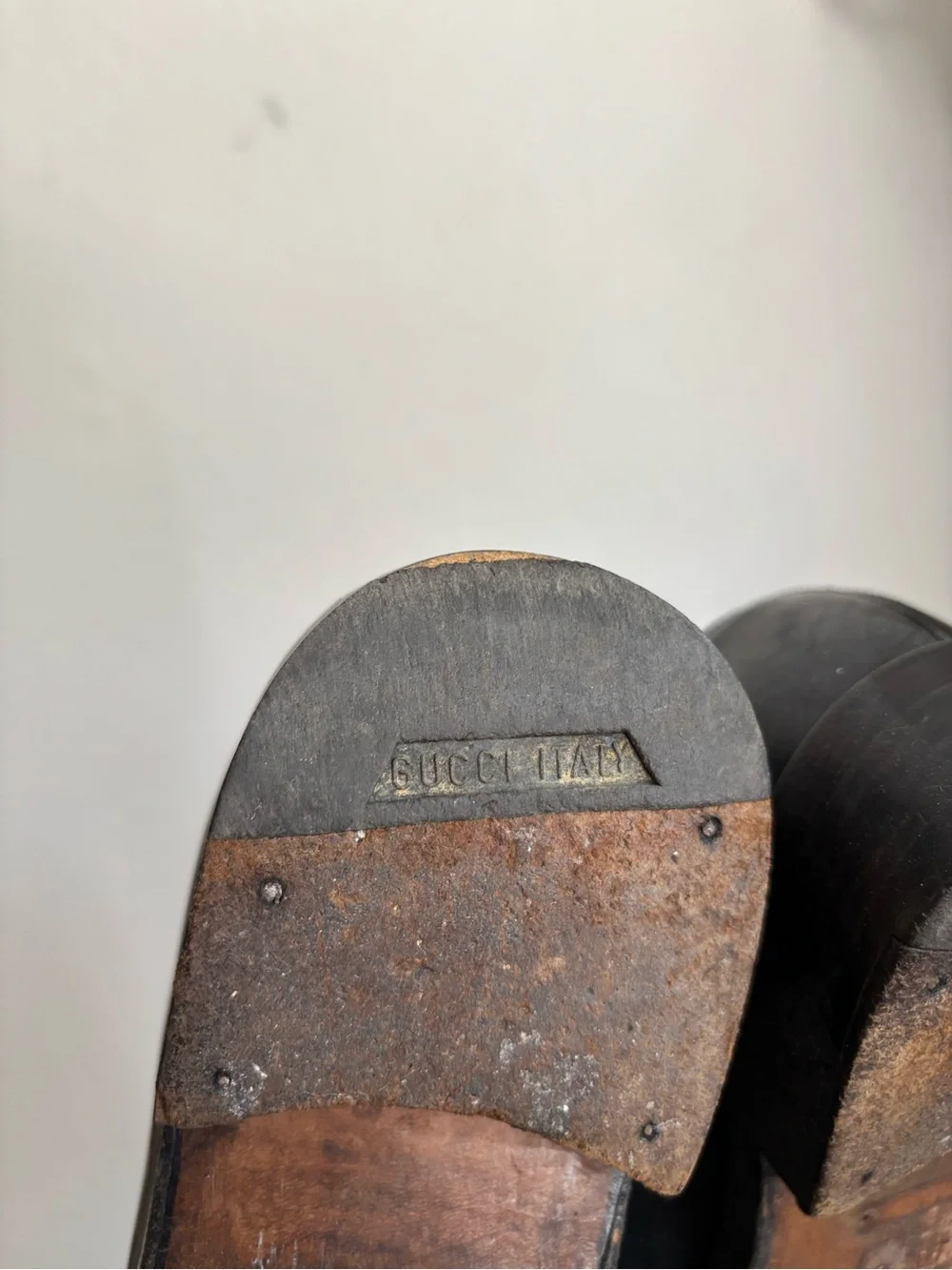 Gucci Black Leather Loafers with Silver-Tone Bar
